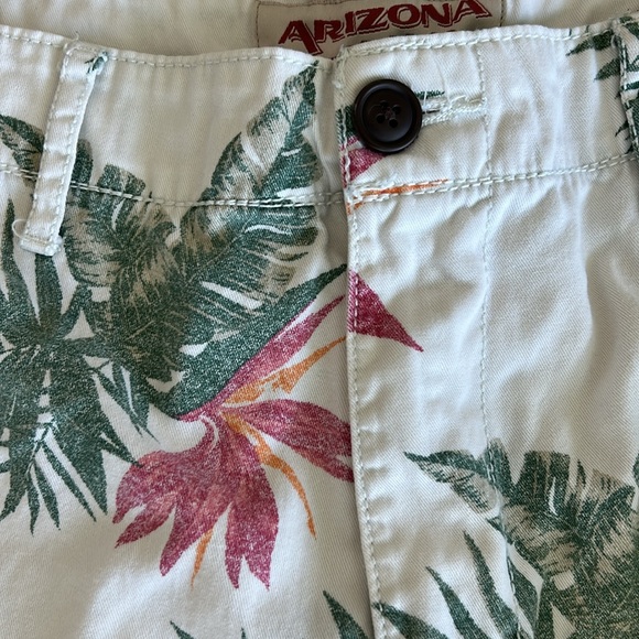 Arizona Jeans Co Tropical Print Cargo Shorts Size 36 - Picture 4 of 7